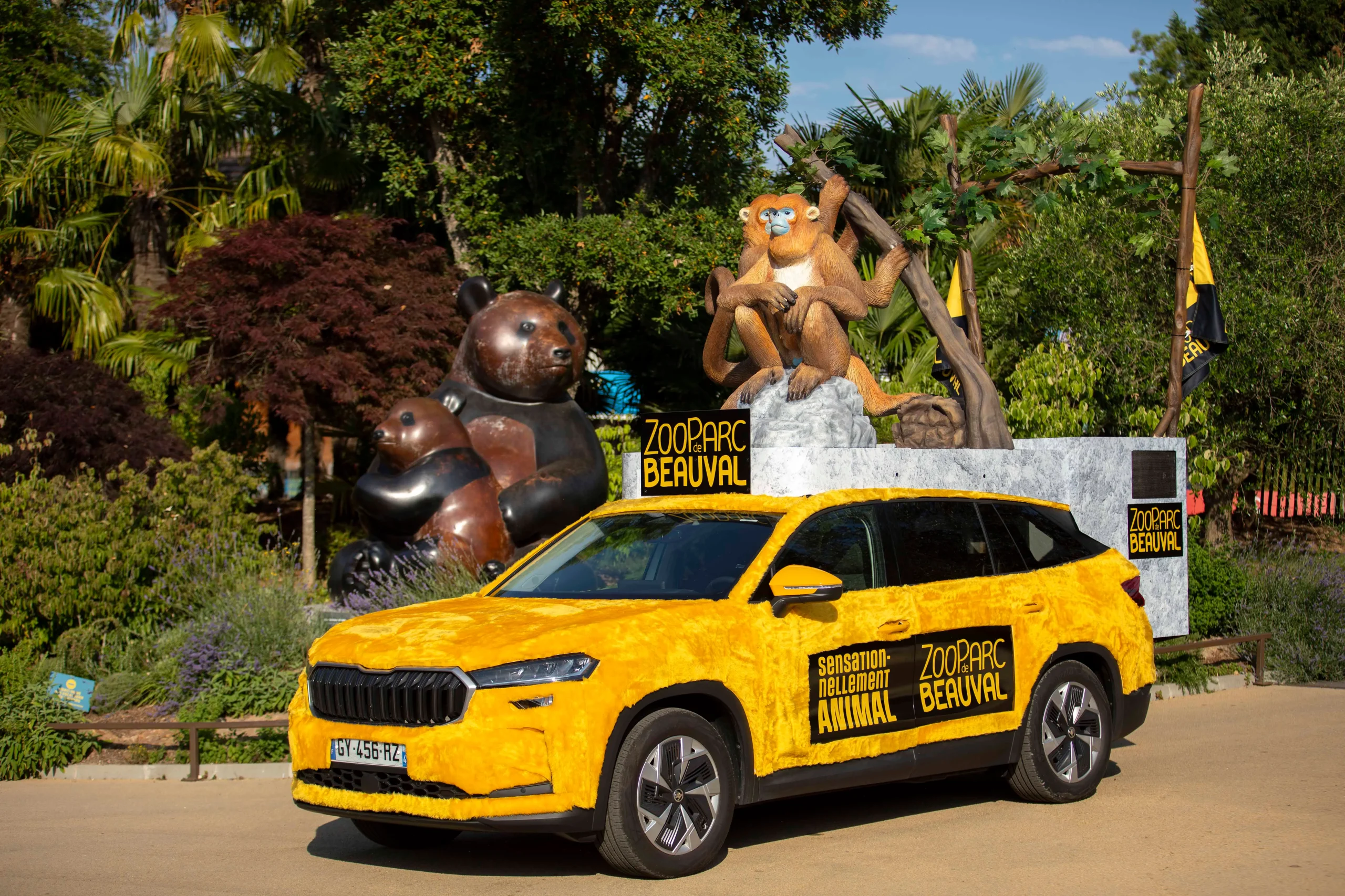 Voiture singe doré du ZooParc de Beauval pour le Tour de France / photographe © ZooParc de Beauval